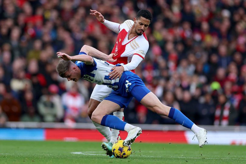 Pemain Arsenal, William Saliba menjatuhkan pemain Brighton pada laga pekan ke-17 Liga Inggris 2023/2024, Minggu (17/12/2023) WIB. info main bola Monster di Arsenal, William Saliba Diprediksi Bakal Berakhir di Real Madrid