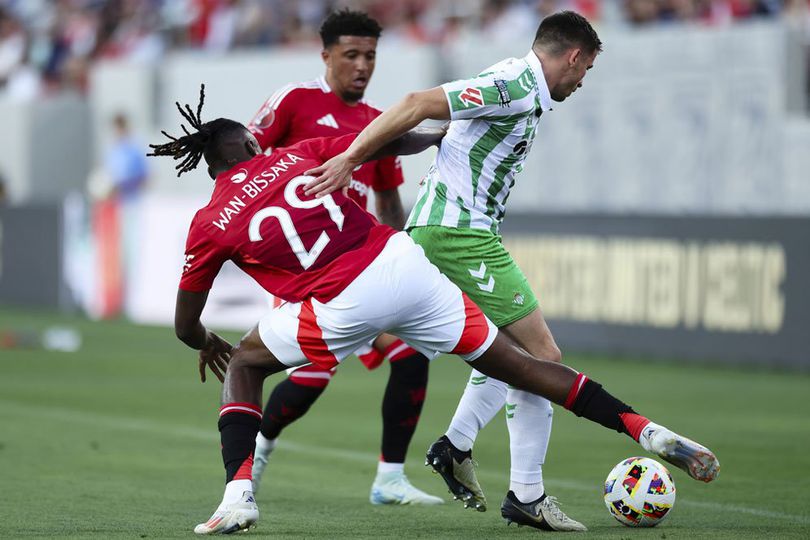 Aaron Wan-Bissaka (kiri) vs Romain Perraud dalam laga Manchester United vs Real Betis di pramusim 2024/2025 Info Main Bola Penyebab Aaron Wan-Bissaka Belum Kunjung Tinggalkan MU: Ternyata Minta Pesangon!