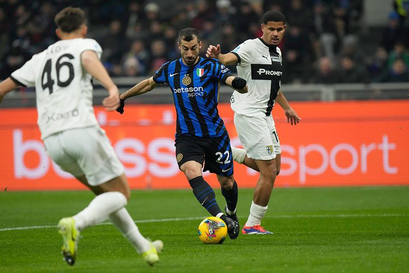 Henrikh Mkhitaryan dipepet pemain lawan di laga Inter Milan vs Parma, Serie A 2024/2025 info main bola Man of the Match Inter Milan vs Parma: Henrikh Mkhitaryan