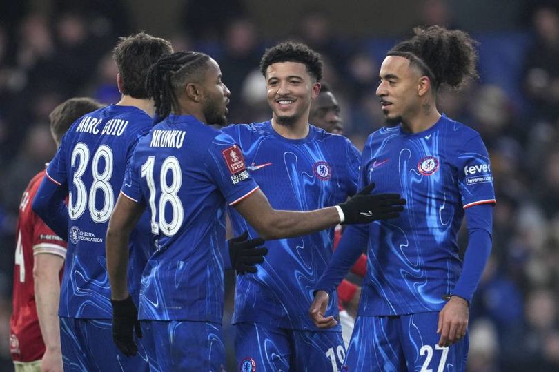 Pemain Chelsea Christopher Nkunku (kiri tengah) merayakan gol kedua timnya dalam laga FA Cup melawan Morecambe pada Sabtu (11/1/2025) di Stadion Stamford Bridge. info main bola Chelsea Menang Telak, Enzo Maresca Jelaskan Alasan Reece James Ditarik Keluar