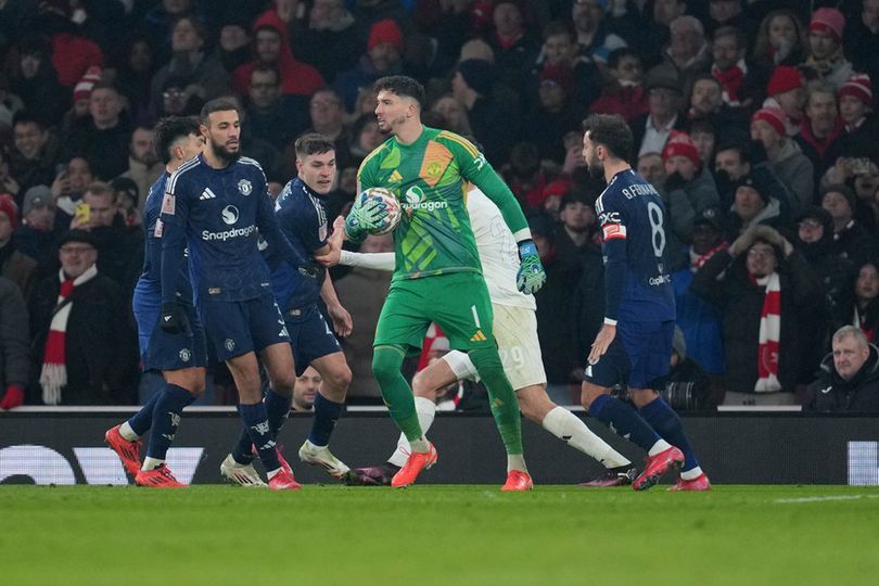 Selebrasi Altay Bayindir usai menggagalkan penalti dalam laga FA Cup antara Arsenal vs Manchester United, Minggu (12/1/2025). info main bola Rapor Pemain MU Saat Permalukan Arsenal via Adu Penalti: Altay Bayindir Gokil!