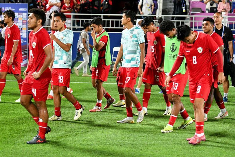 Ekspresi kesedihan skuad Timnas Indonesia U-23 usai kalah dari Irak, Kamis (2/5/2024). info main bola Media Belanda Sebut Timnas Indonesia Bisa Makin Jago Bersama Frank van Kempen, Ini Alasannya