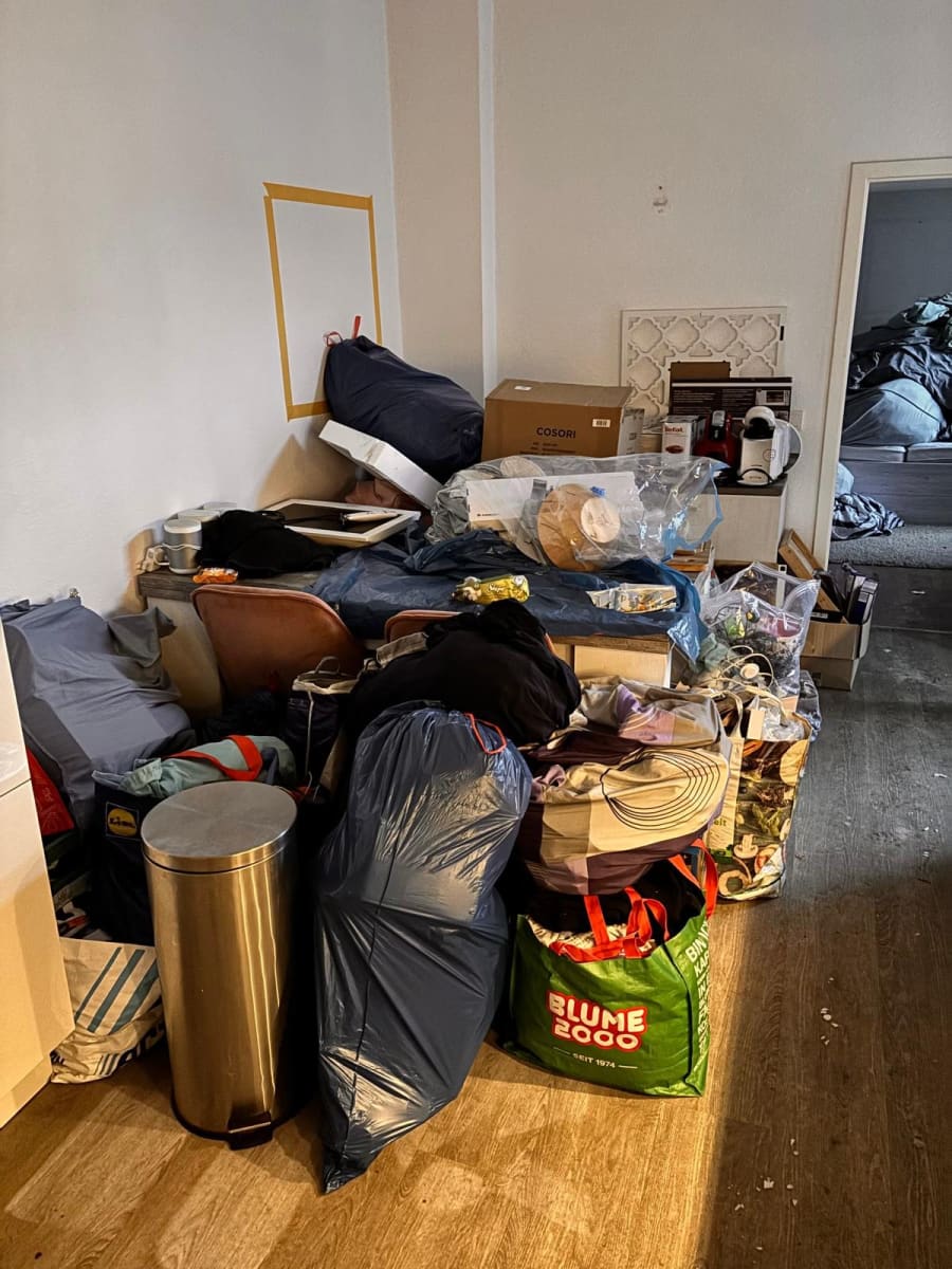 Haushaltsauflösung: vollgestelltes Zimmer mit Säcken und Hausrat vor der Räumung