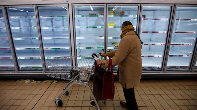 Leere Regale im Supermarkt