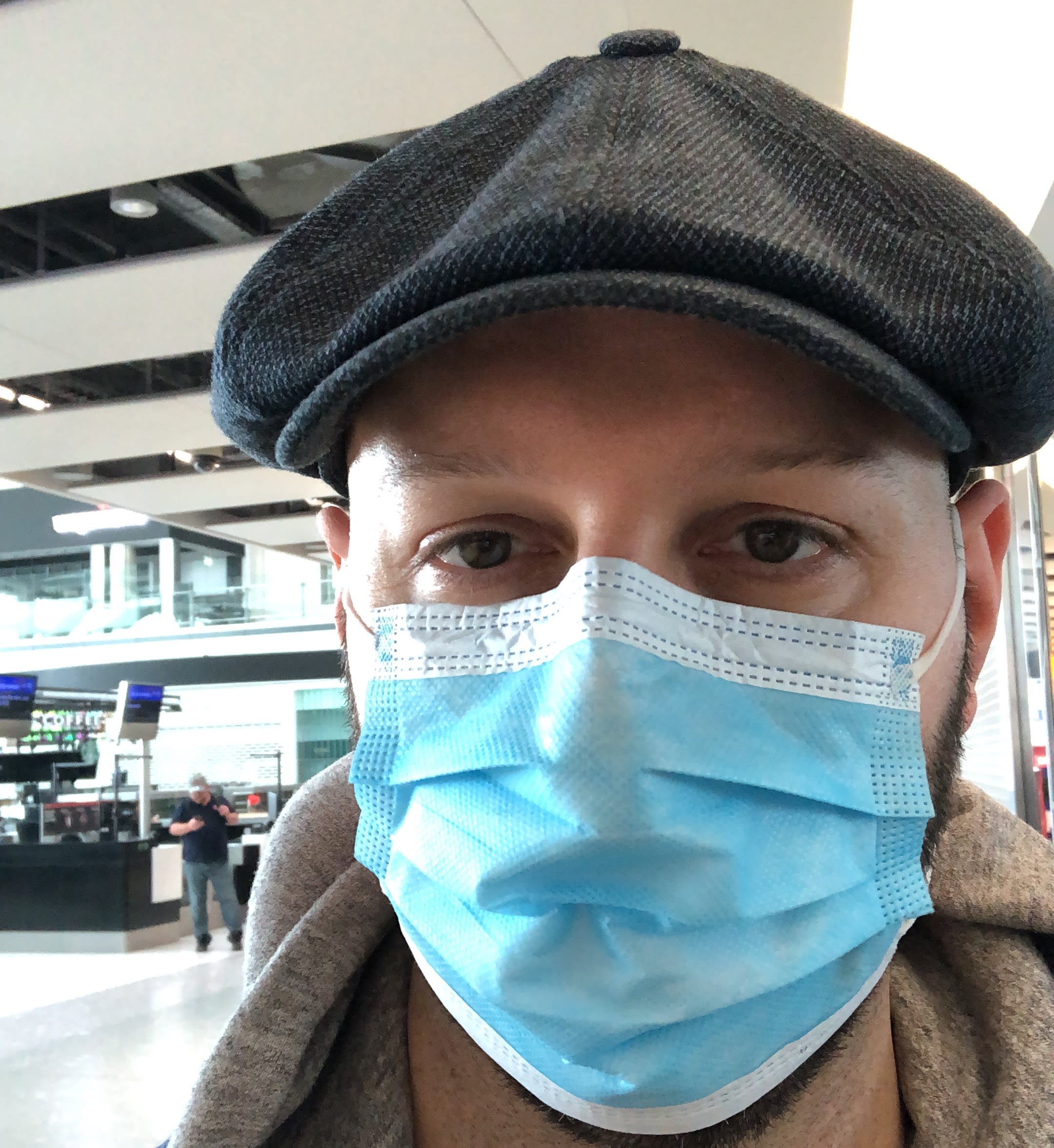 Ich mit einer Maske am Flughafen