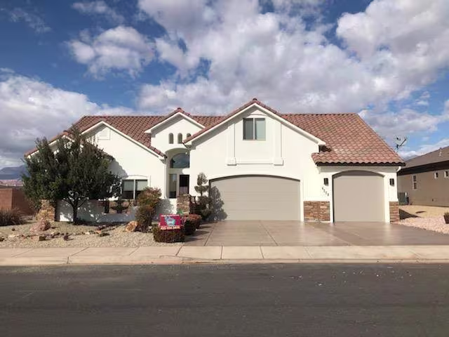 Cream Stucco Home Exterior - St George UT | 3 Ropes Painting