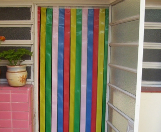 Cortina plastica de tiras con barral