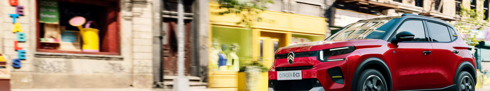 Punainen Citroën ë-C3 liikenteessä