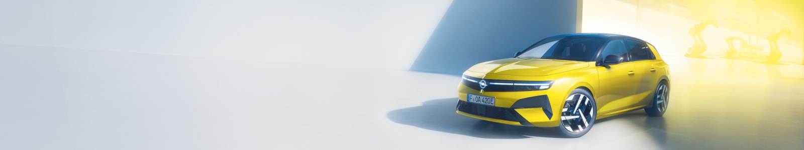 Keltainen Opel Astra ajamassa ulos tehtaalta