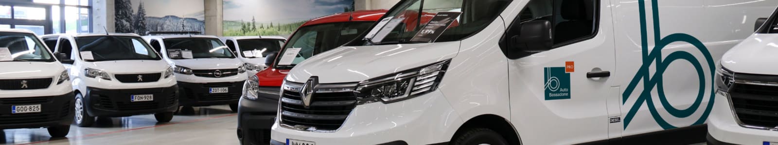 Kuva Pro-keskuksen pakettiautoista