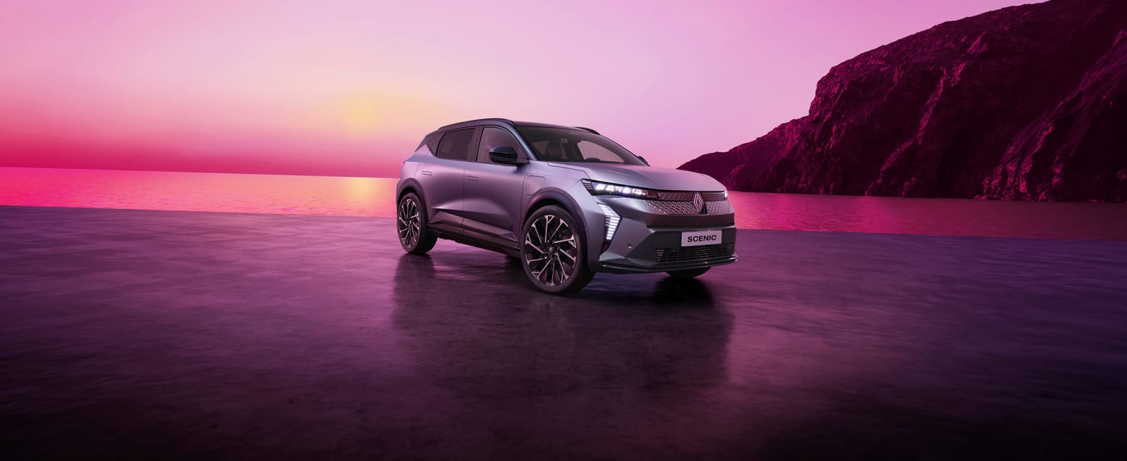 Renault Scenic auringonlaskussa