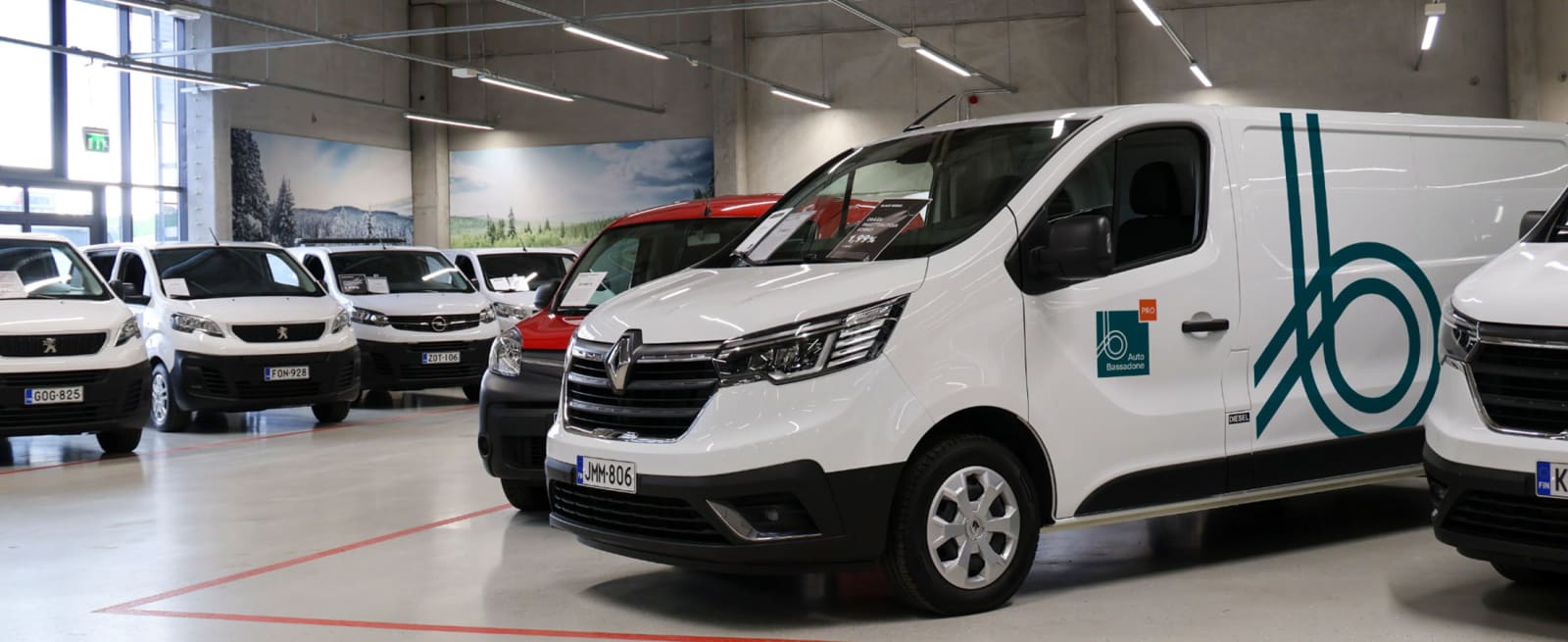 Kuva Pro-keskuksen pakettiautoista