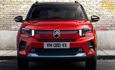 Punainen Citroën ë-C3 pysäköitynä, kuva edestäpäin