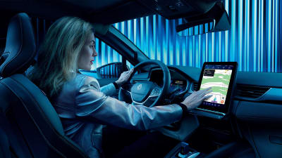 Renault Symbioz ohjaamo nainen