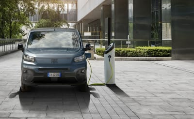 Sähköinen Fiat Doblo latauksessa