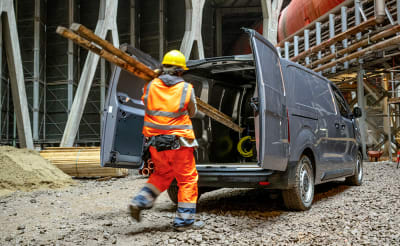 Työmies lastaamassa Fiat Scudoa työmaalla