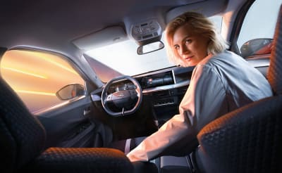Nainen pelkääjänpaikalla Opel Fronterassa katsomassa olkansa yli takapenkille