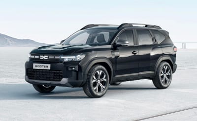 Musta Dacia Bigster parkissa meren rannalla