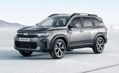 Harmaa Dacia Bigster parkissa meren rannalla