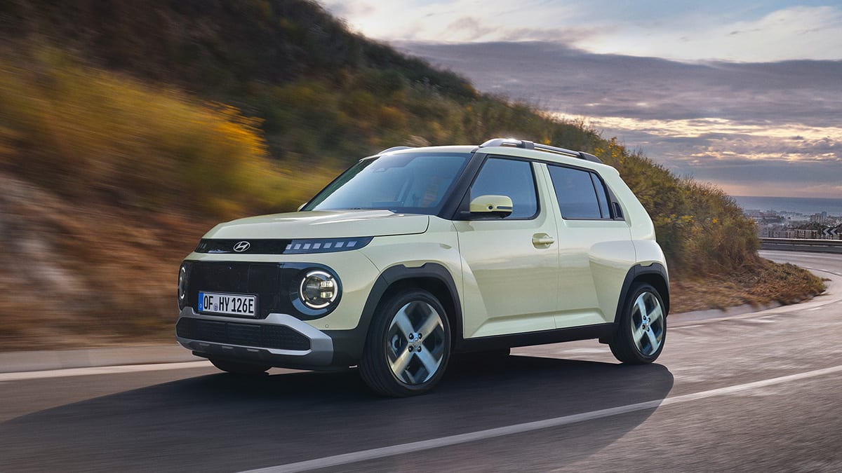 Hyundai INSTER ajaa vuoristossa mutkaisella tiellä