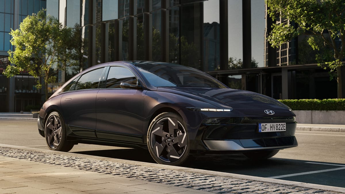 Upea uudistunut IONIQ 6 ajaa kaupungin kadulla