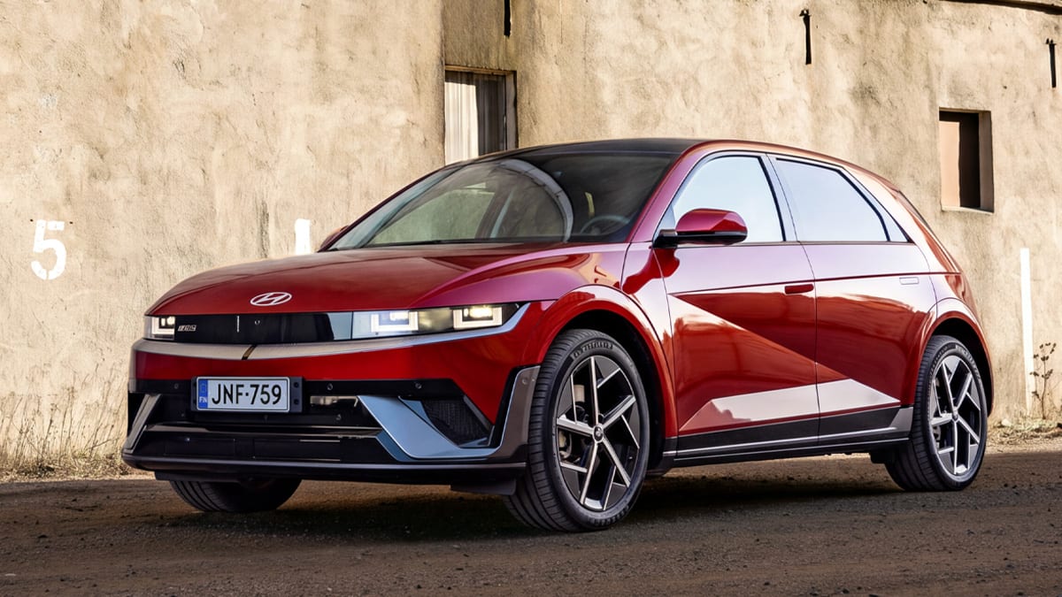 Punainen IONIQ 5 betoniseinän edessä
