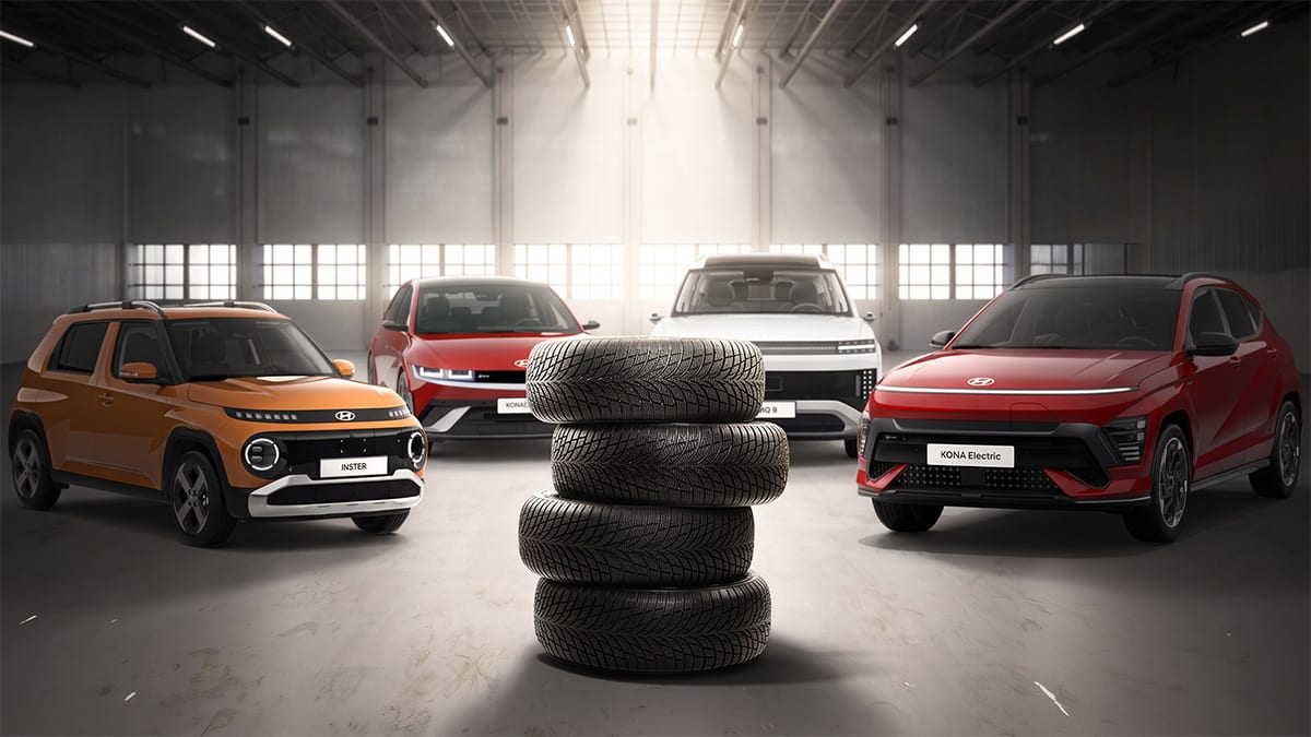 Hyundai-mallistoa parkkihallissa, etualalla rengaspino
