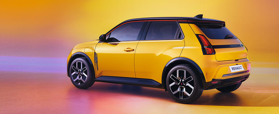 Keltianen Renault 5 takaviistosta kuvattuna