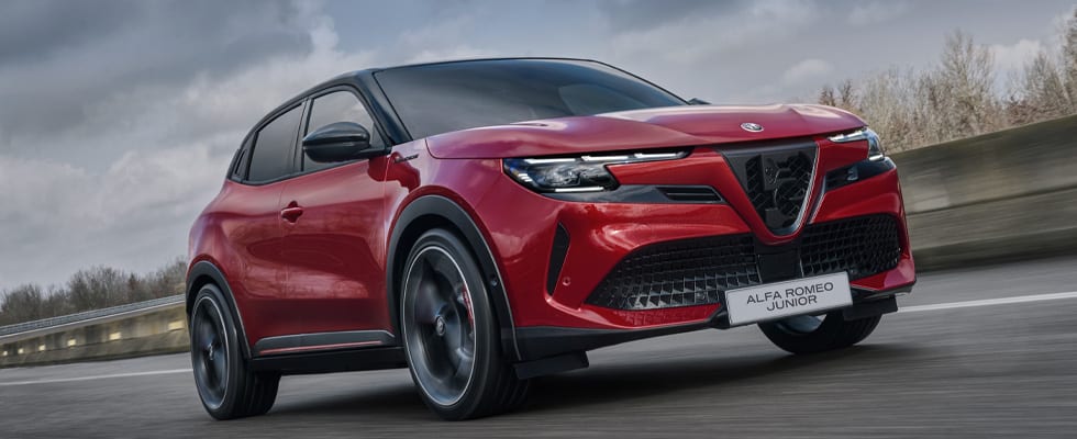 Punainen Alfa Romeo Junior ajossa