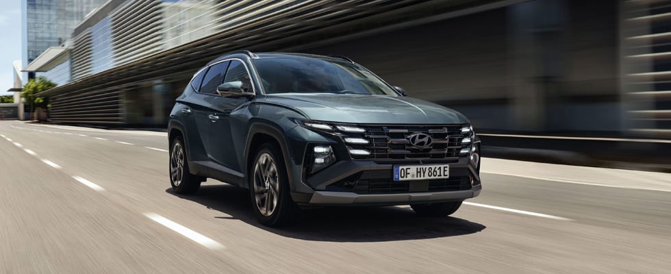 Hyundai Tucson ajossa kaupungissa