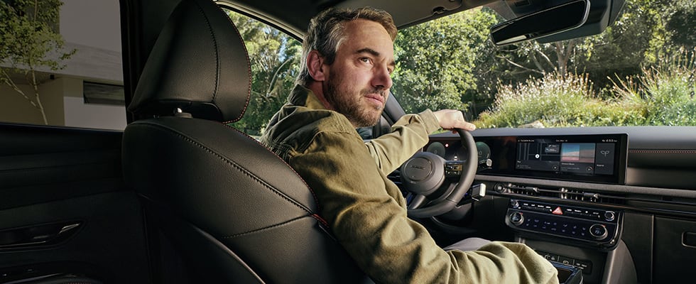 Mies Hyundai Tucsonin ratissa