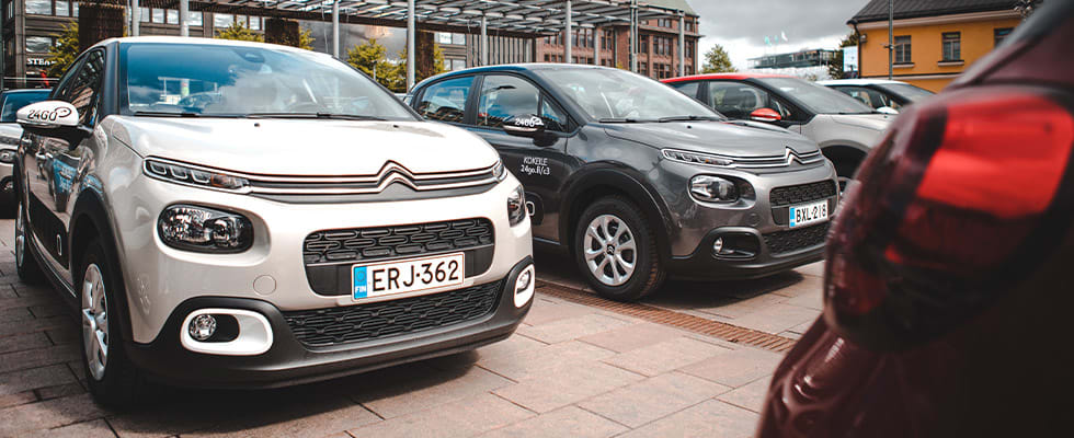 24Rent valkoinen Citroen-auto