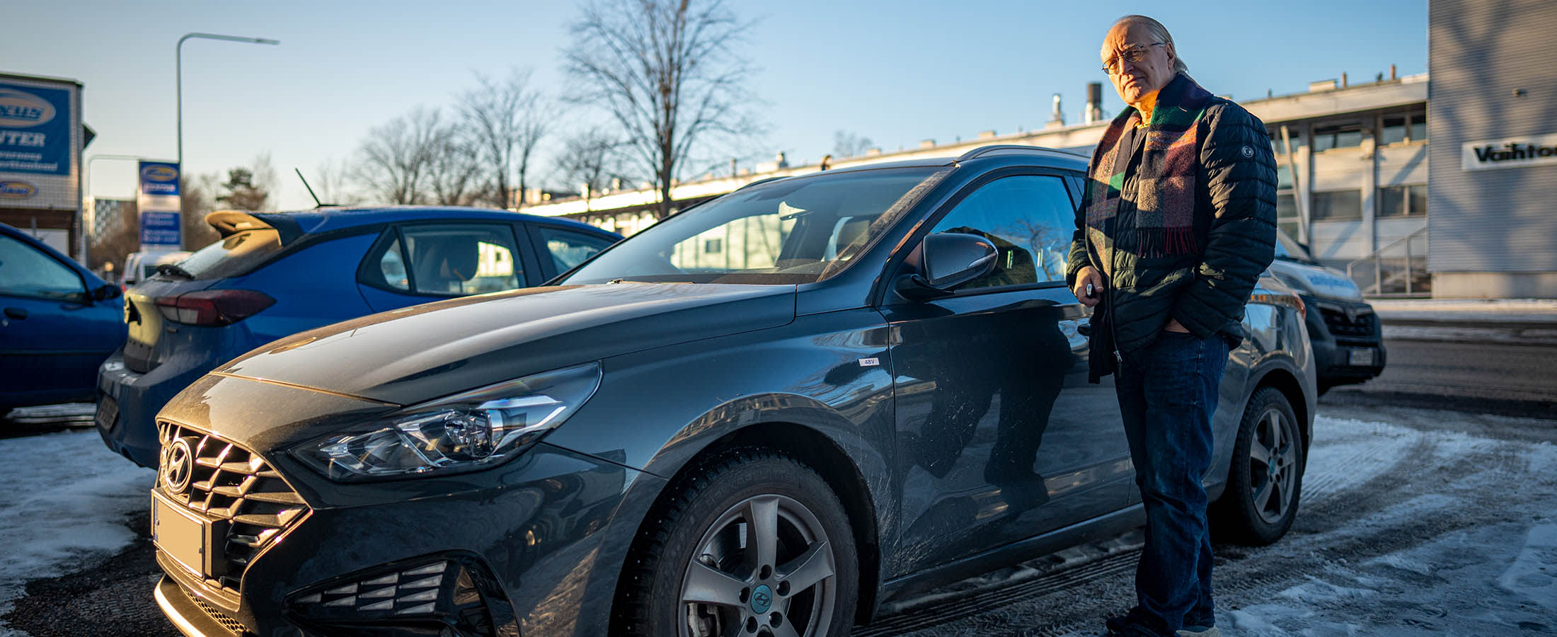 Mies seisomassa Hyundain vieressä Herttoniemen Auto Bassadonen pihassa