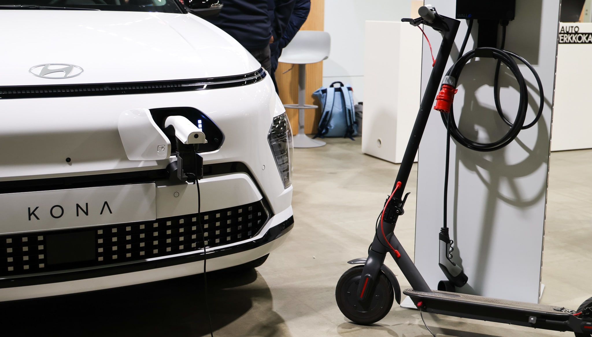 Hyundai Kona lataa sähköpotkulautaa