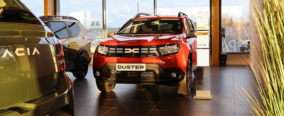 Punainen Dacia Duster myymälässä