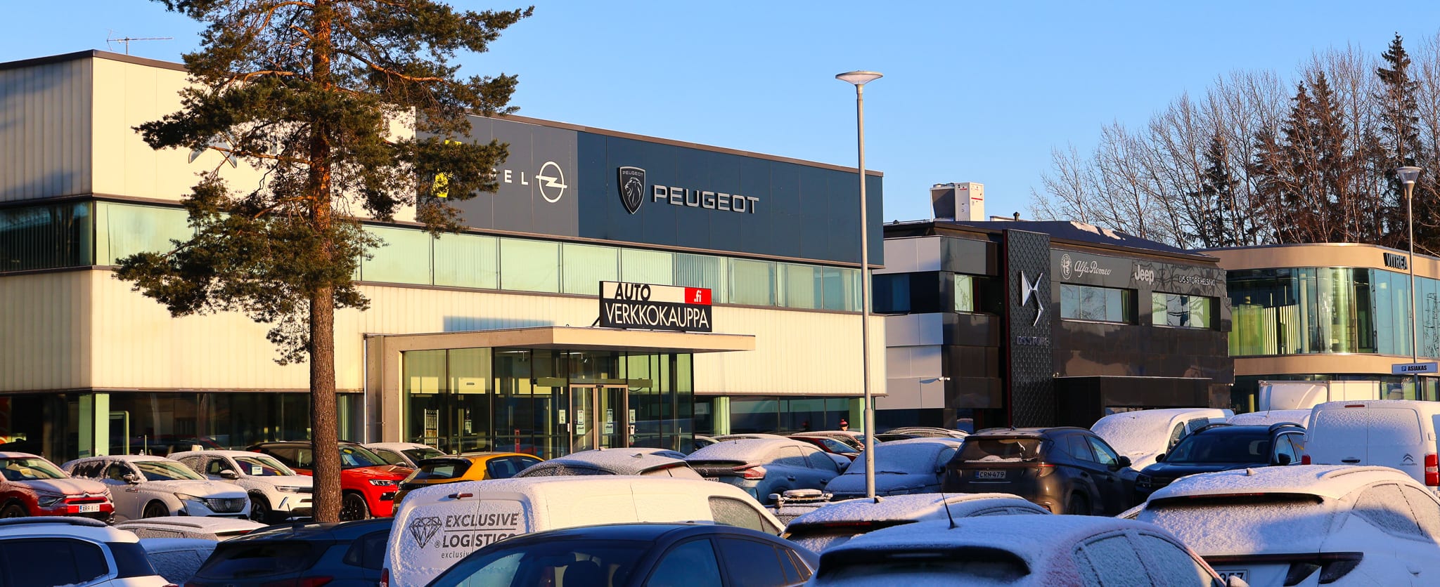 Autoverkkokaupan Vantaan myymälärakennukset auringonpaisteessa