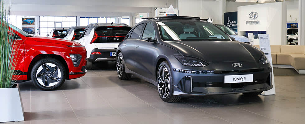 Hyundai-autoja myymälässä