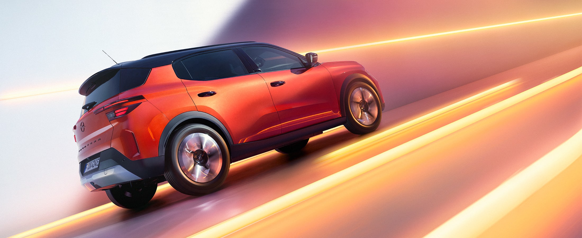 Oranssi Opel Frontera takakulmasta