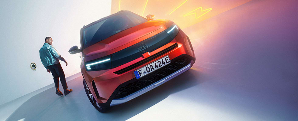 Mies seisomassa uuden Opel Fronteran vieressä
