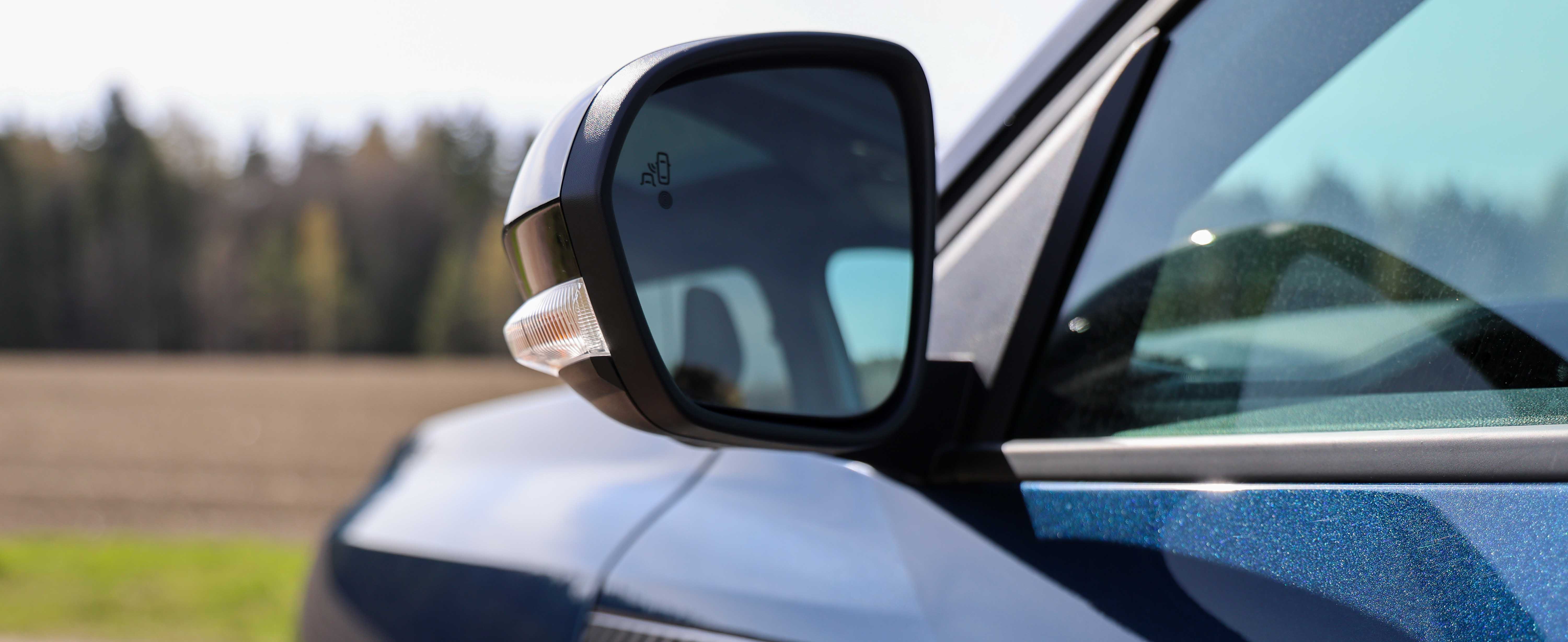Dacia Bigsterin sivupeili ja siinä oleva katvevaroitin