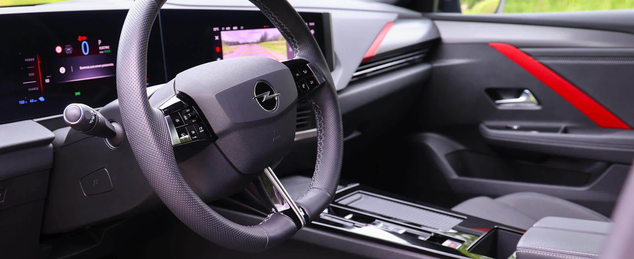 Opel Astran ohjaamo. Kuvassa näkyy ratti ja kojetaulu sekä mediapaneeli.