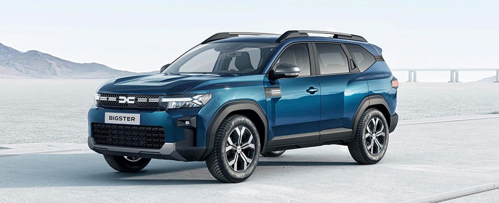 Sininen Dacia Bigster parkissa meren rannalla
