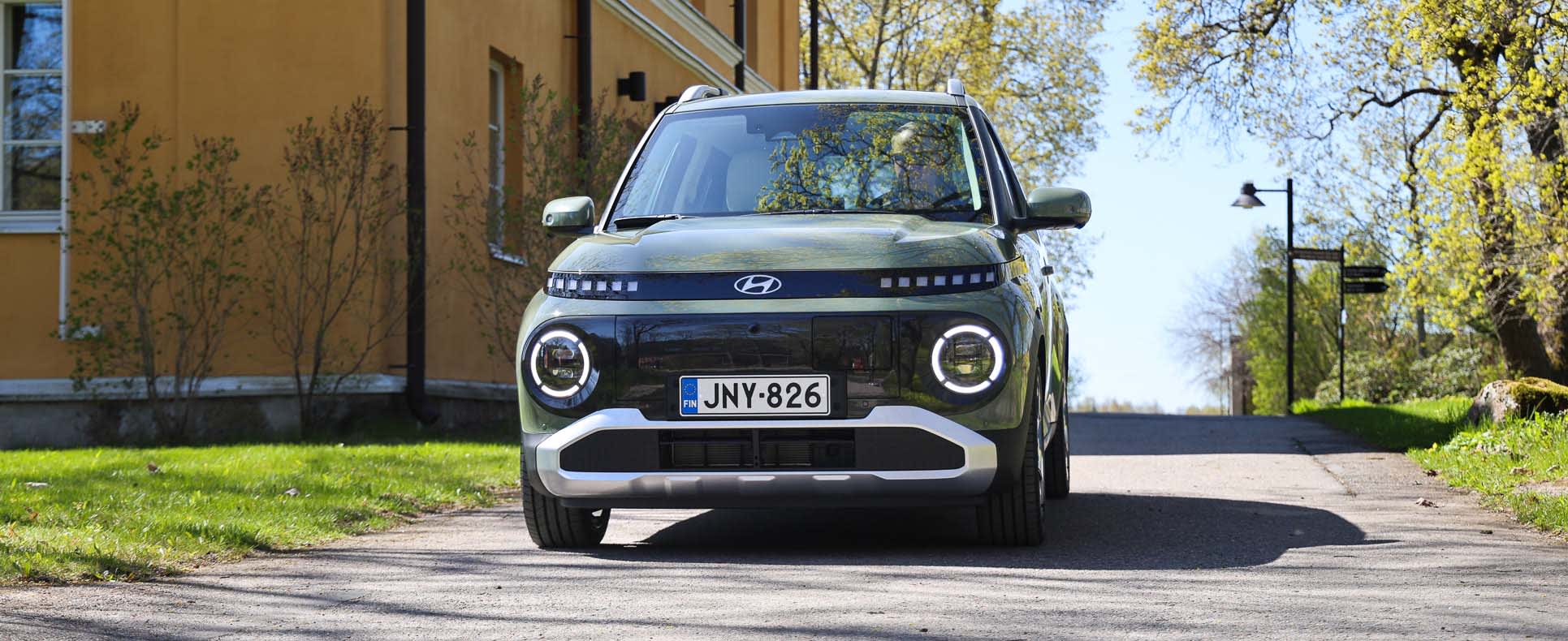Vihreä Hyundai INSTER kartanomaisemassa