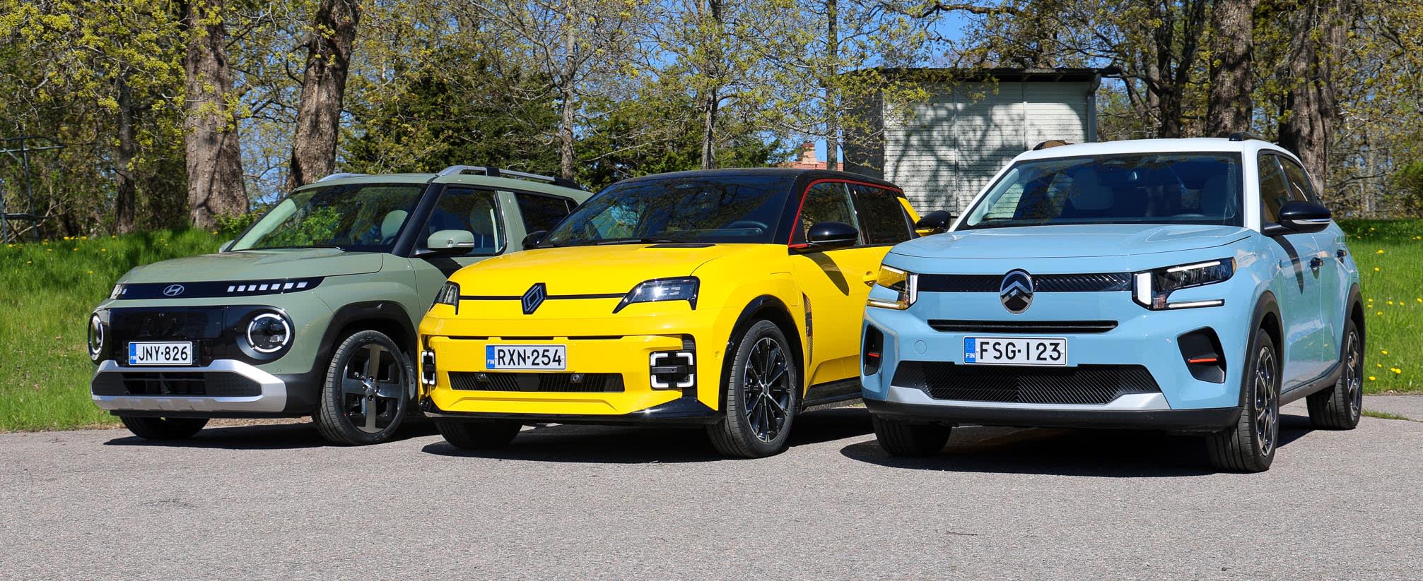 Vihreä Hyundai INSTER, keltainen Renault 5 ja sininen Citroën ë-C3