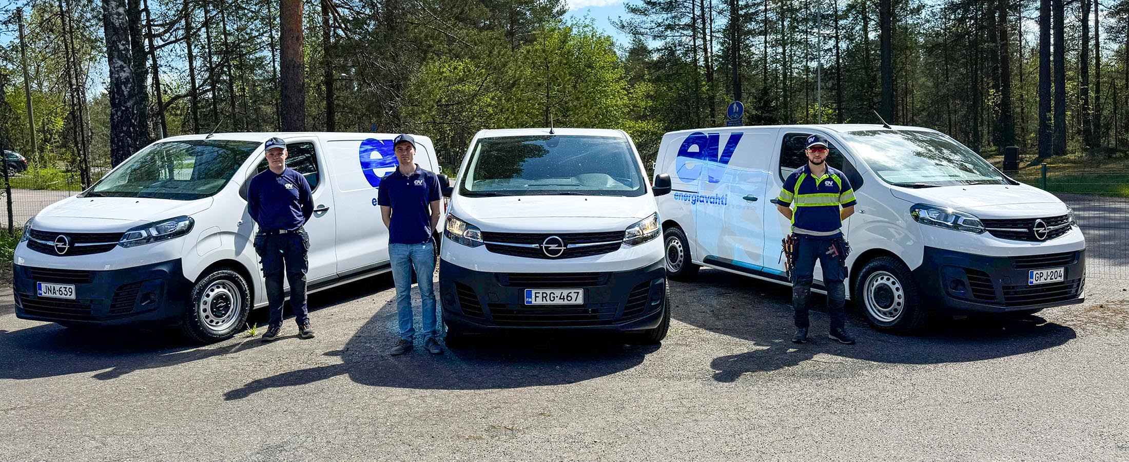 Energiavahdin pakettiautot ja kolme yrityksen työntekijää
