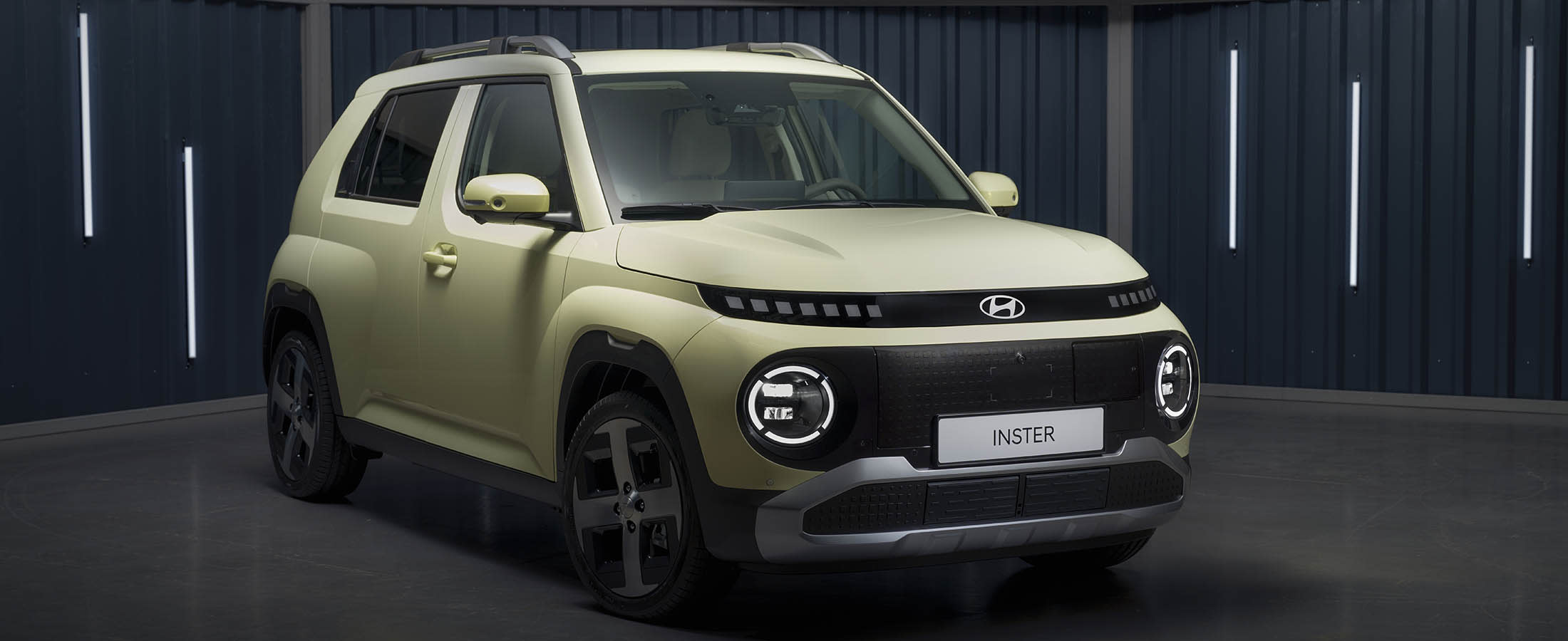 Beigen värinen Hyundai INSTER näyttelytilassa.