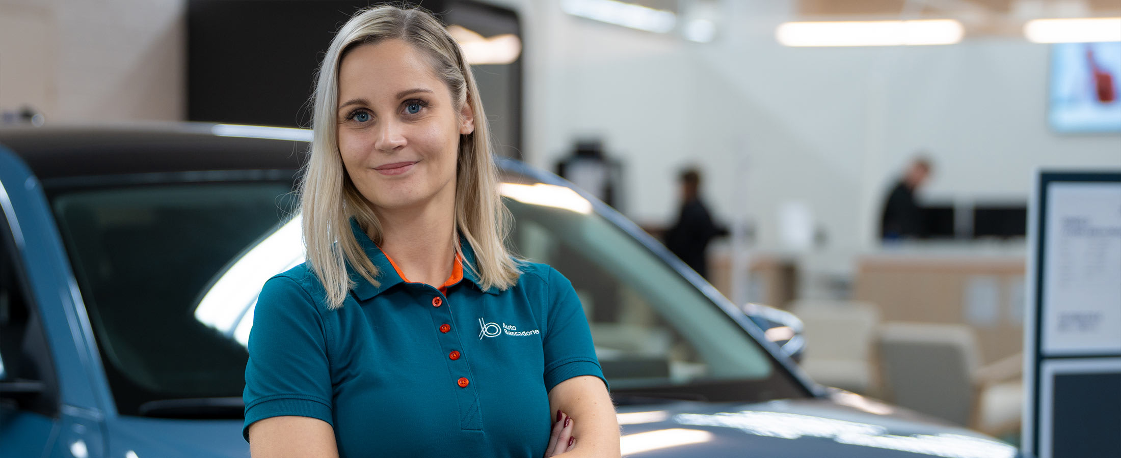 Naismyyjä Auto Bassadone Herttoniemen showroomissa