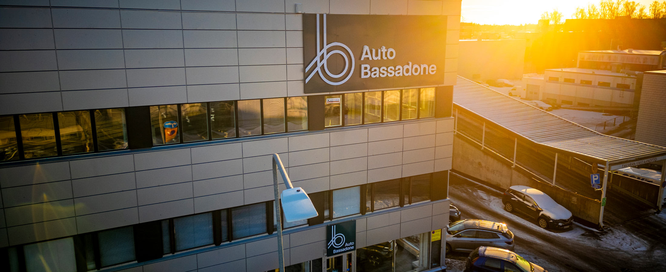 Auto Bassadone Herttoniemen myymälä auringonnousussa
