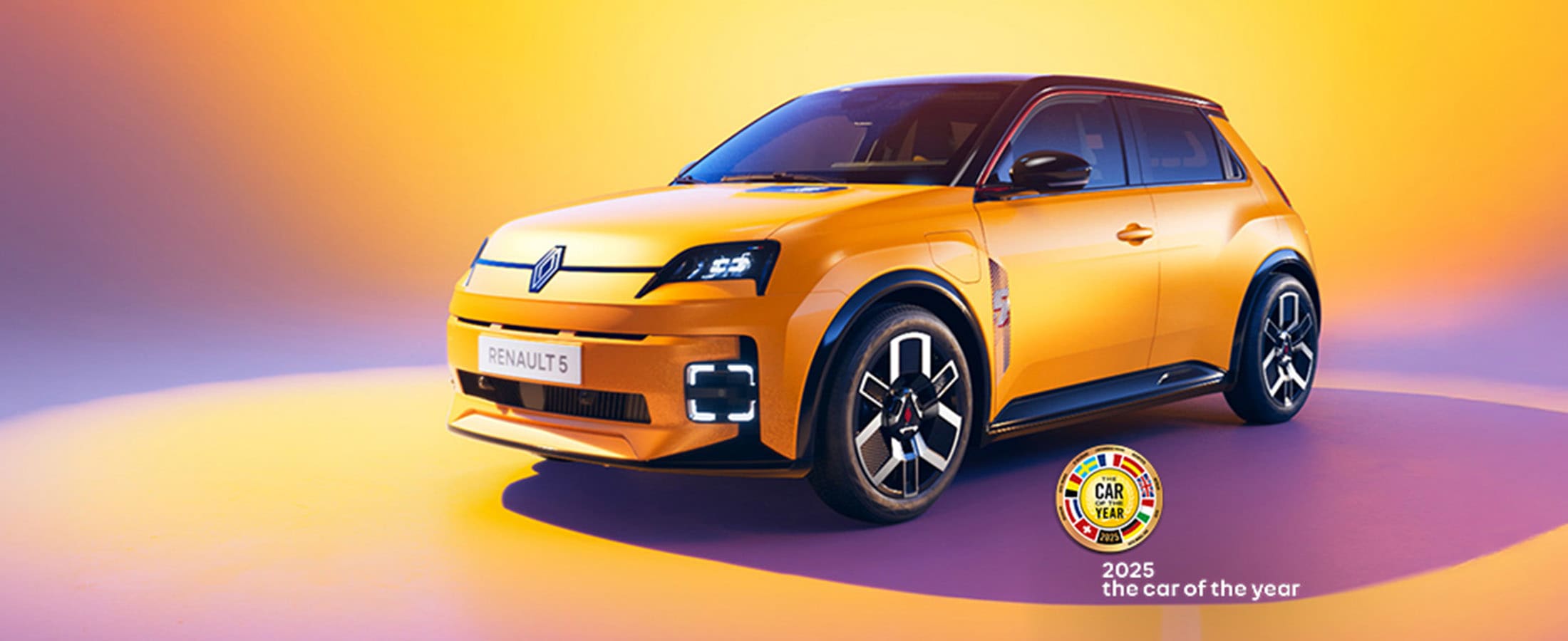 Keltainen Renault 5. Alhaalla on The Car of The Year - logo.