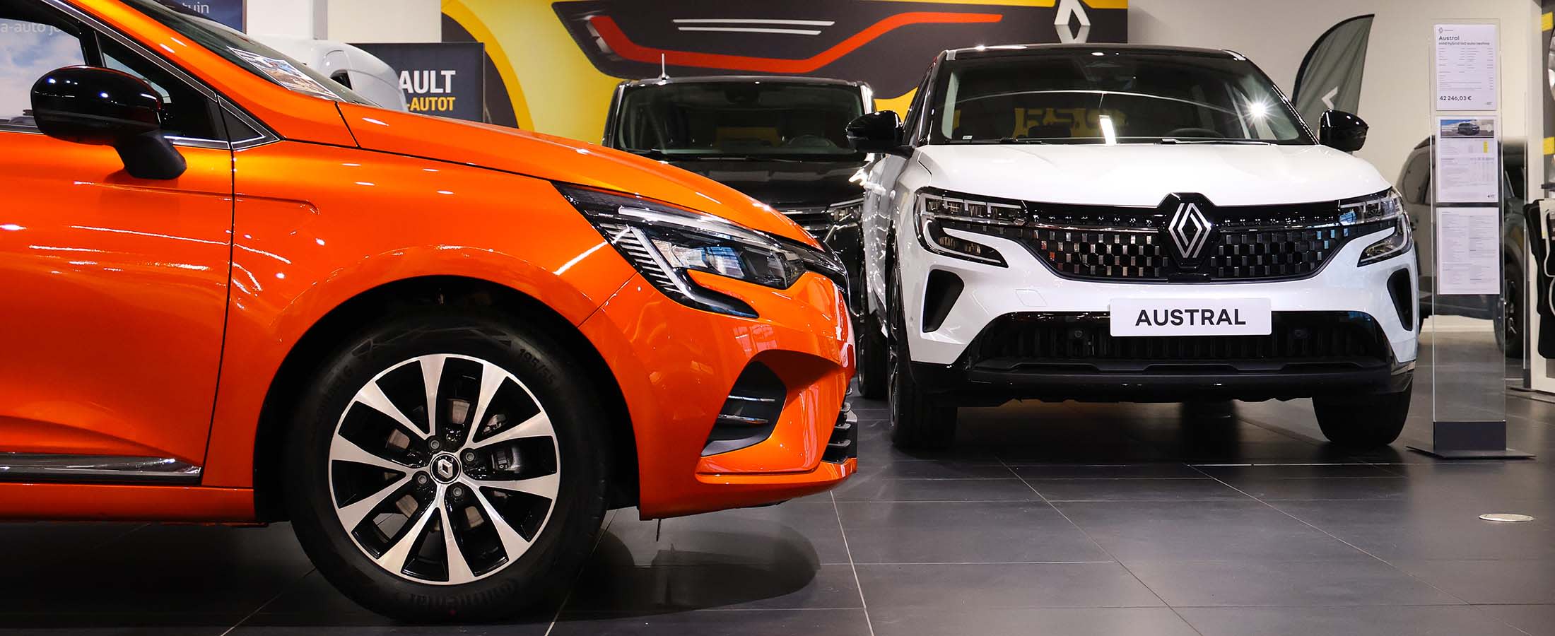 Kaksi Renault-merkkistä autoa myymälässä